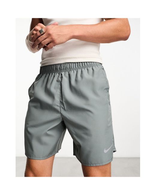 Challenger dri-fit - pantaloncini da 7" grigi di Nike in Gray da Uomo