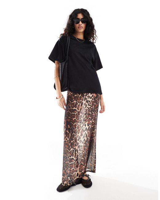 ASOS Black – t-shirt-kleid im 2-in-1-design mit transparentem midi-trägerkleid und leopardenmuster