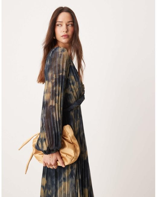ASOS Black – plissee-midikleid mit verdrehtem detail, gewickelter vorderseite und verschwommenem blumenmuster