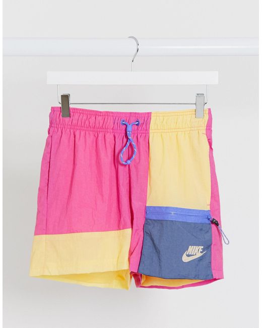 Pantaloncini rosa colourblock di Nike in Pink
