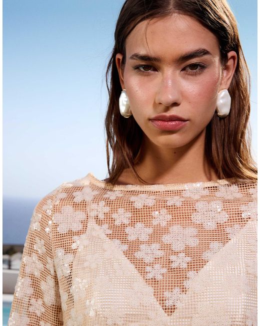 Top dos nu d'ensemble en crochet à manches longues avec fleurs à sequins - crème ASOS en coloris Blue