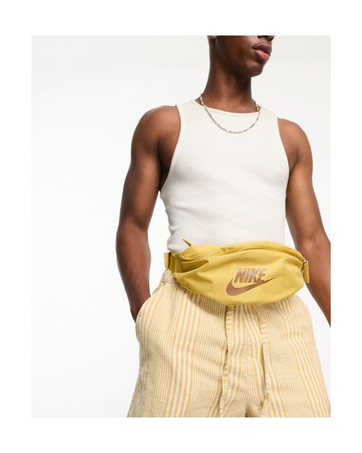 Riñonera dorada heritage Nike de hombre de color Amarillo | Lyst