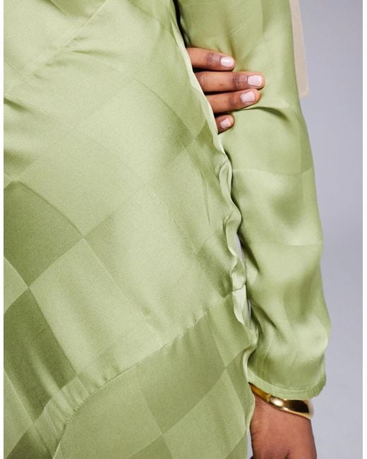 Robe longue en satin à col montant et motif damier - sauge ASOS en coloris Green