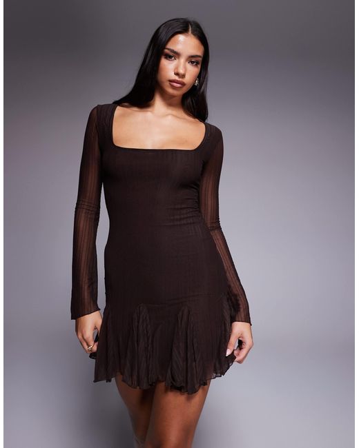 Kaiia Black – exclusive – langärmliges minikleid aus strukturiertem, fließendem mesh mit rüschensaum