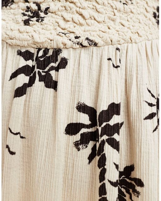 ASOS Natural – mini-trägerkleid mit tropischem muster, knitterstruktur, gesmoktem oberteil und weitem rock