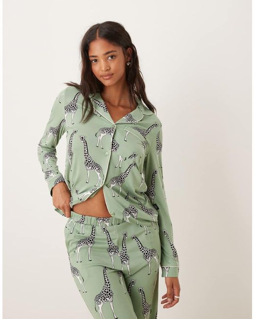 Pijama De Top De Manga Larga Con Cuello De Solapas Y Pantalones Con Estampado De Jirafas Exclusivo De Chelsea Peers de color Green