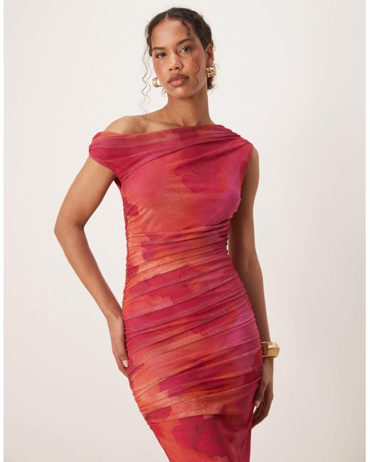 Robe imprimée froncée à épaule dénudée et encolure bateau Mango en coloris Red