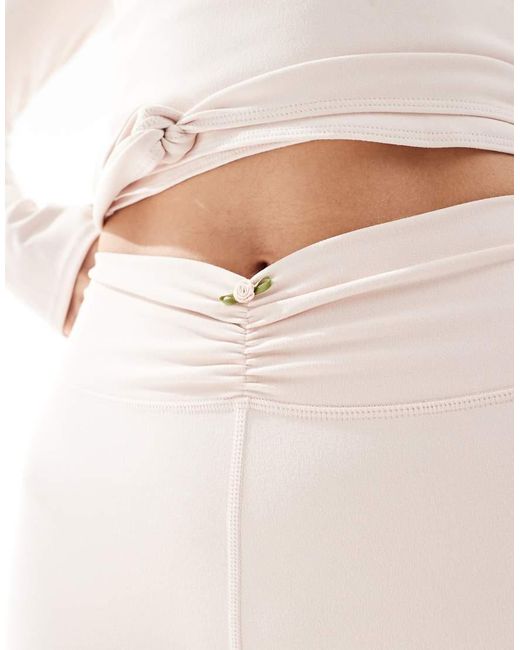 WeWoreWhat White Active Ruched V-front leggings