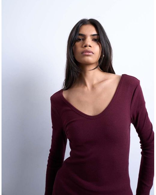Top A Maniche Lunghe Bordeaux A Coste Con Fondo Arrotondato E Scollo A V di TOPSHOP in Purple