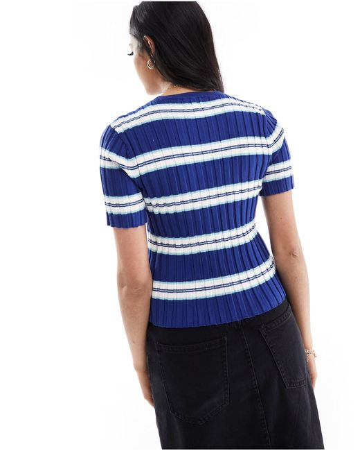 ASOS Blue – knapp geschnittenes strick-t-shirt mit rundhalsausschnitt und streifenmuster