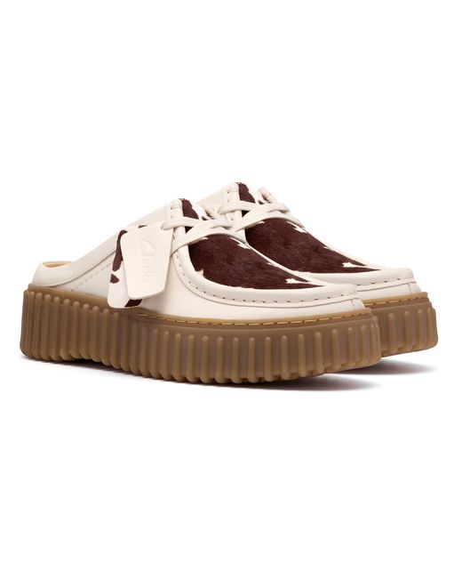 Clarks Natural – torhill – mules aus wildleder mit kuhfleckenmuster