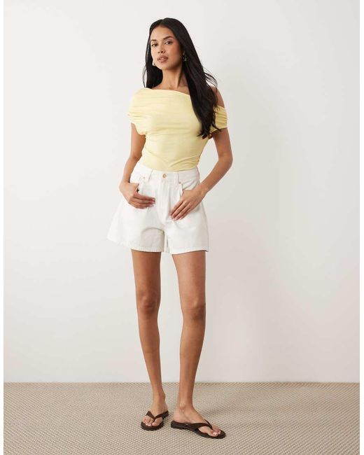 ASOS Asymmetrische Top Van Gladde Stof Met Blote Schouder En Rimpeleffect in het Natural