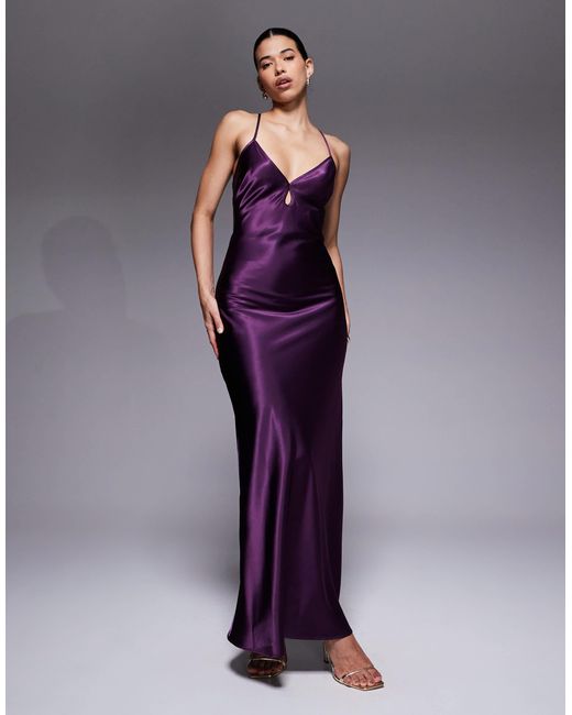 Robe longue en satin avec fente goutte d'eau et dos ouvert avec liens à nouer Aria Cove en coloris Purple
