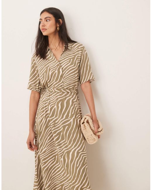 Robe chemise mi-longue à zébrures avec taille nouée Jdy en coloris Natural