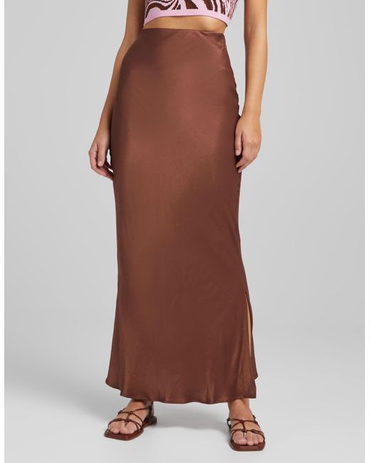 Jupe longue en satin chocolat Bershka en coloris Marron Lyst
