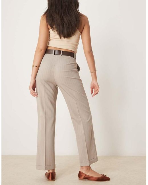 Pantaloni Slim Dritti Sartoriali Color Visone A Righe Con Cintura di ASOS in Natural