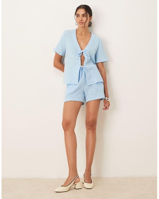 Camisa Azul Empolvado De Manga Corta Con Lazada Delantera De Bambula De (Parte De Un Conjunto) Jdy de color Blue