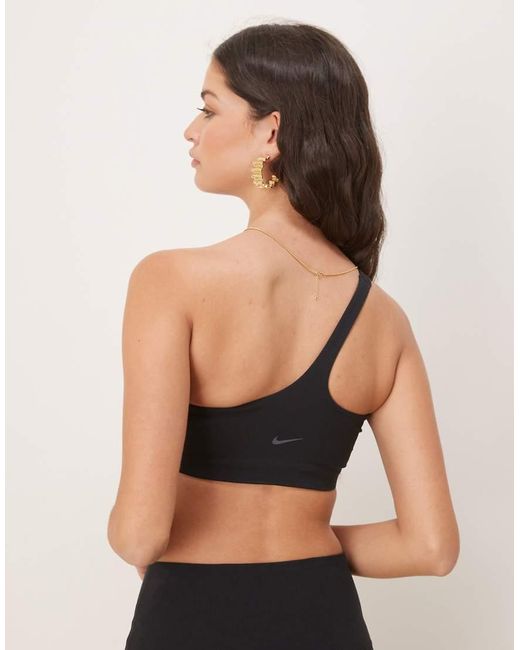 Sujetador Deportivo Asimétrico De Sujeción Baja De Tejido Suave Dri-Fit Zenvy De Nike de color Black