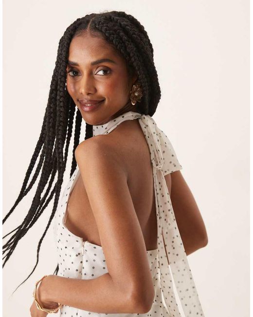 Vestido Corto Con, Lazada En El Cuello Y Bajo De Godets De Chifón De ASOS de color Natural