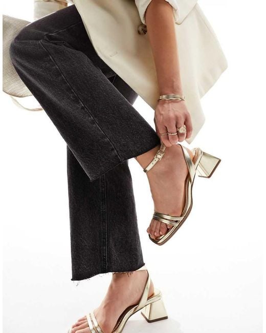 Sandalias Doradas De Tacón Medio De Bloque Honeydew De Asos Design Wide Fit de color Black