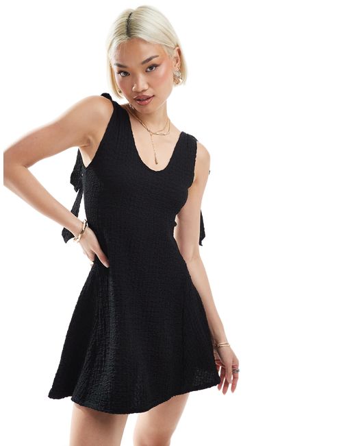 ASOS Black – strukturiertes, ausgestelltes minikleid