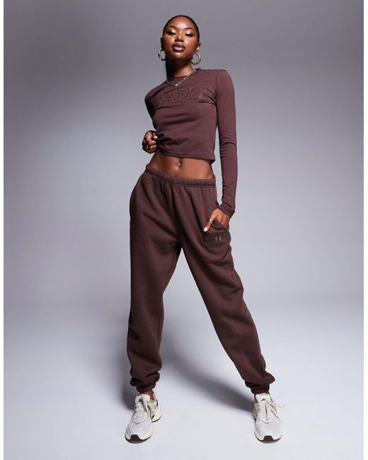 T-shirt crop top d'ensemble riche en coton à manches longues et broderie logo - chocolat Kaiia en coloris Purple