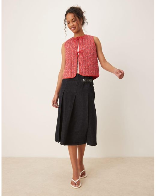 Chaleco Rojo Guateado Con Estampado De Florecitas Y Detalle De Lazadas De Nobody's Child de color Red