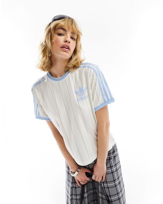 Camiseta hueso y azul con diseño Adidas Originals de color White
