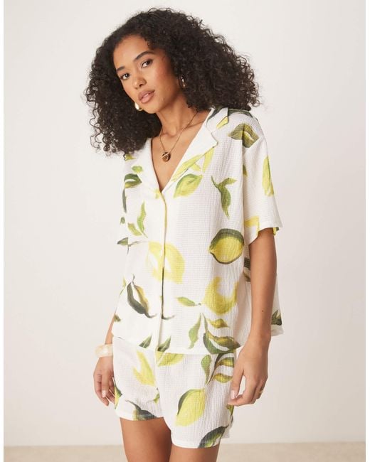 ASOS Natural – oversize-hemdbluse mit reverskragen und zitronenmuster, kombiteil