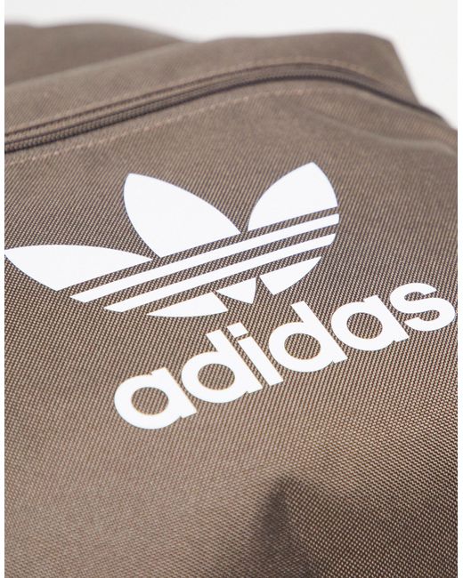 Mochila marrón con trébol Adidas Originals de color Gray
