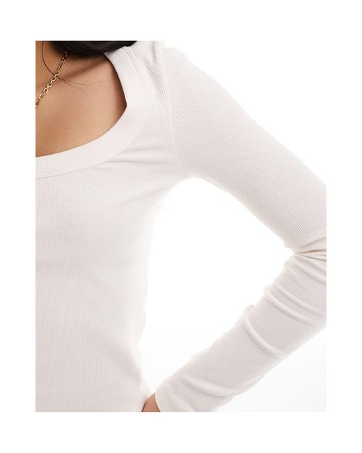 T-shirt à manches longues et encolure carrée dégagée - crème ASOS en coloris White