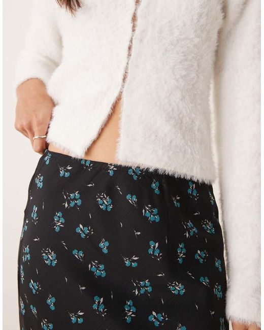 Falda Larga De Corte Al Bies Con Estampado De Chifón De ASOS de color Natural