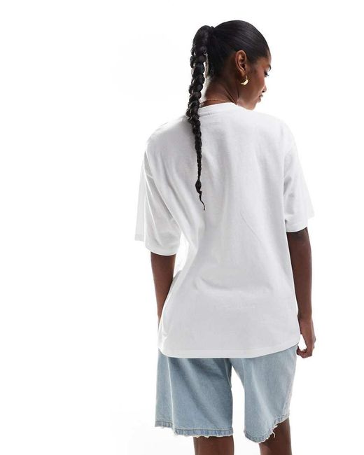 T-Shirt Oversize Bianca Con Scritta "Sassy" di JJXX in White