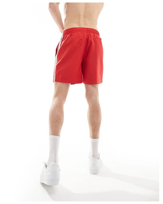 Pantaloncini da bagno rossi con trifoglio e 3 strisce di Adidas Originals in Red da Uomo