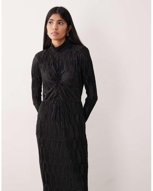 Vestido Largo En Brillante Con Textura Satinada Y Cuello Alto De Y.A.S de color Black