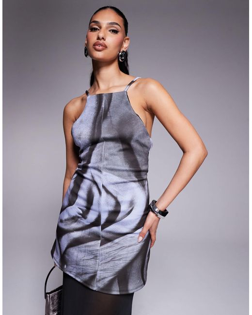 Robe longue à basque avec col montant, corsage imprimé et jupe transparente ASOS en coloris Blue