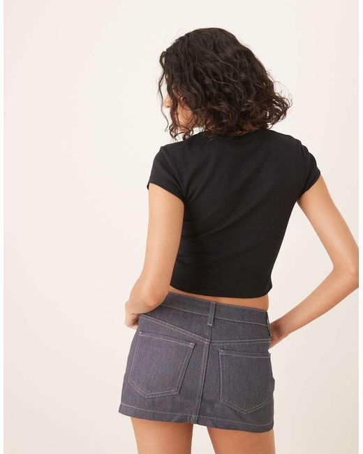 Camiseta Negra Con Diseño Encogido Y Estampado Gráfico De Orquídea De ASOS de color Black