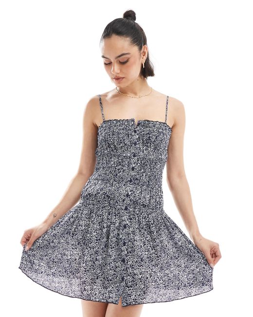 Str - robe froncée courte à imprimé fleurs Stradivarius en coloris Blue