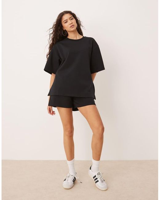 ASOS T-Shirt Met Interlock-Naden En Split Aan De Zijkant in het Black