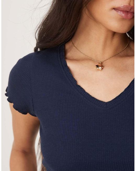 Camiseta Con Cuello De Pico Y Ribete Remallado De Tejido Gofrado De ASOS de color Blue