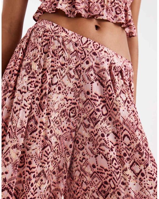 Pantaloni Con Fondo Ampio Rosa Con Stampa Cachemire di Stradivarius in Red