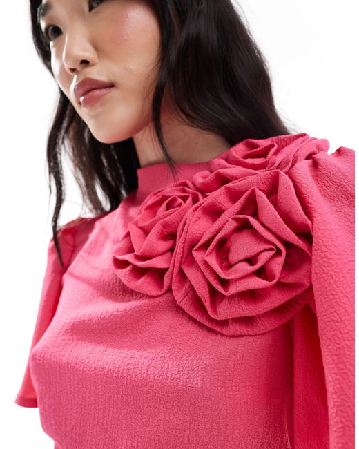 Robe courte avec fleurs oversize et fronces latérales - vif Vila en coloris Pink
