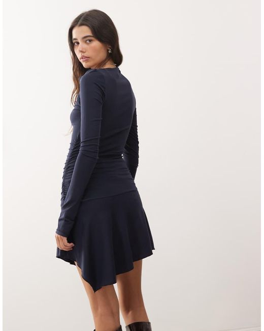 Vestito Corto A Maniche Lunghe Con Spalle Asimmetriche di Weekday in Blue