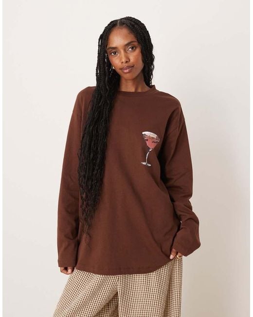Camiseta Extragrande De Manga Larga Con Estampado Gráfico De Espresso Y Cerezas De ASOS de color Brown
