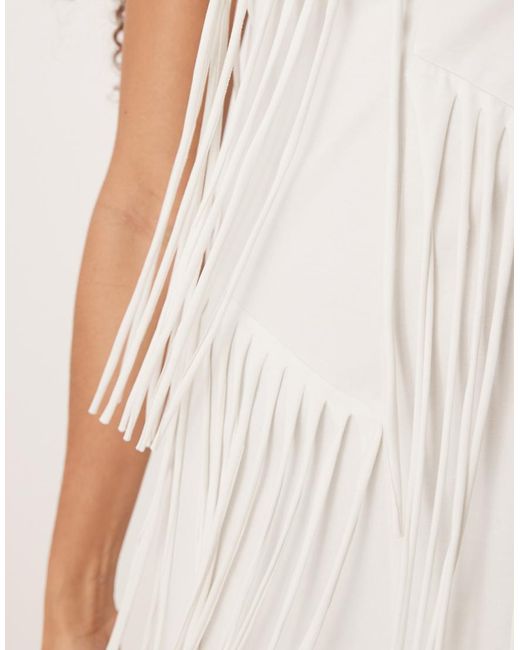 Vestido Corto Sin Mangas Con Flecos Y Detalle De Bolsillos De ASOS de color White