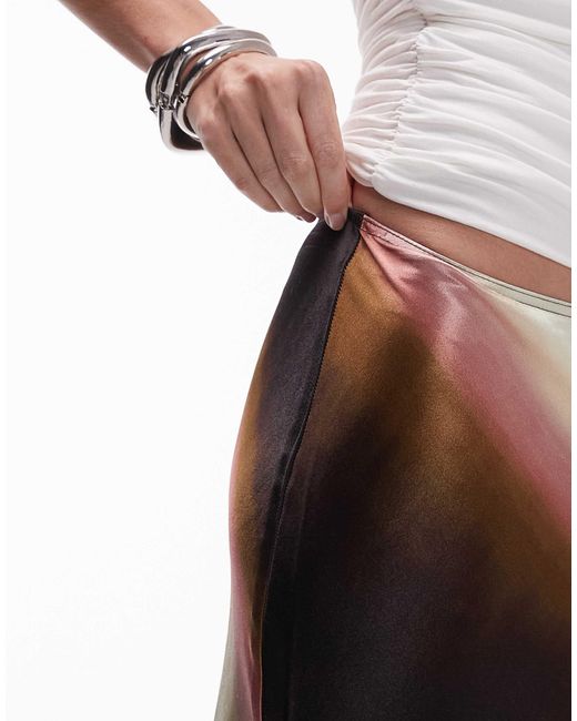 Jupe longue en satin coupe en biais avec rayures effet dégradé TOPSHOP en coloris White
