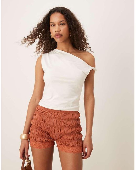 Minishorts Fruncidos Con Diseño De Doble Capa Y Ribete De Encaje De -Naranja ASOS de color Natural