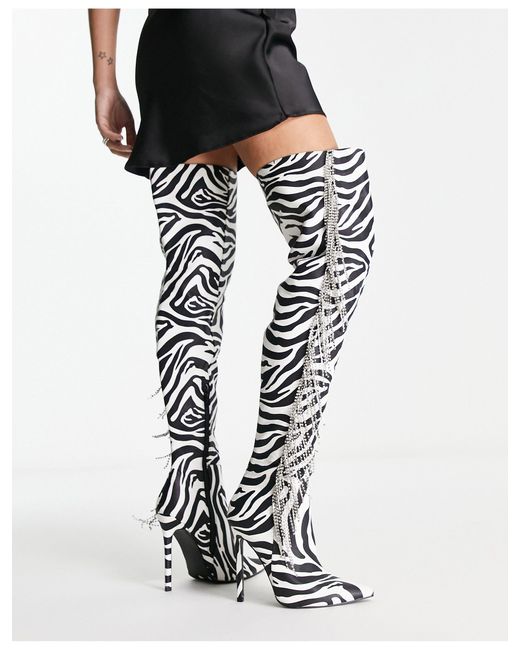 Kim - stivali al ginocchio decorati con tacco neri con motivo zebrato di ASOS in White