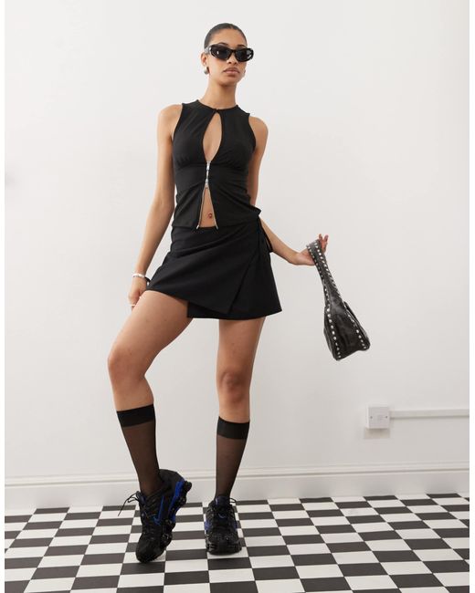 Circee - mini-jupe portefeuille Weekday en coloris Black