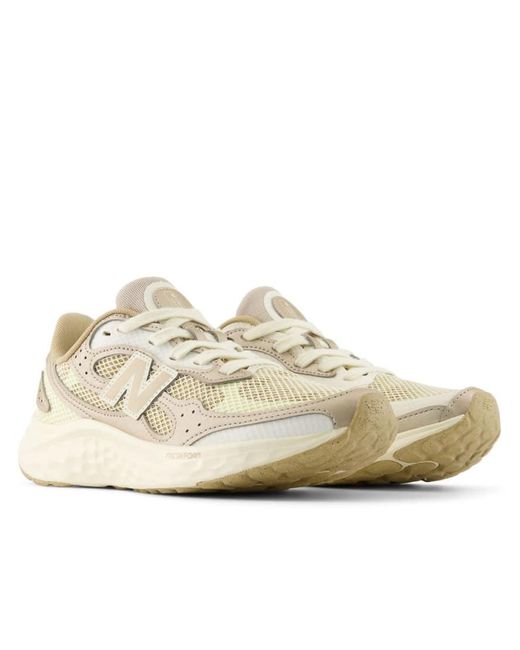Fresh Foam Arishi V4 Tiralux di New Balance in Natural
